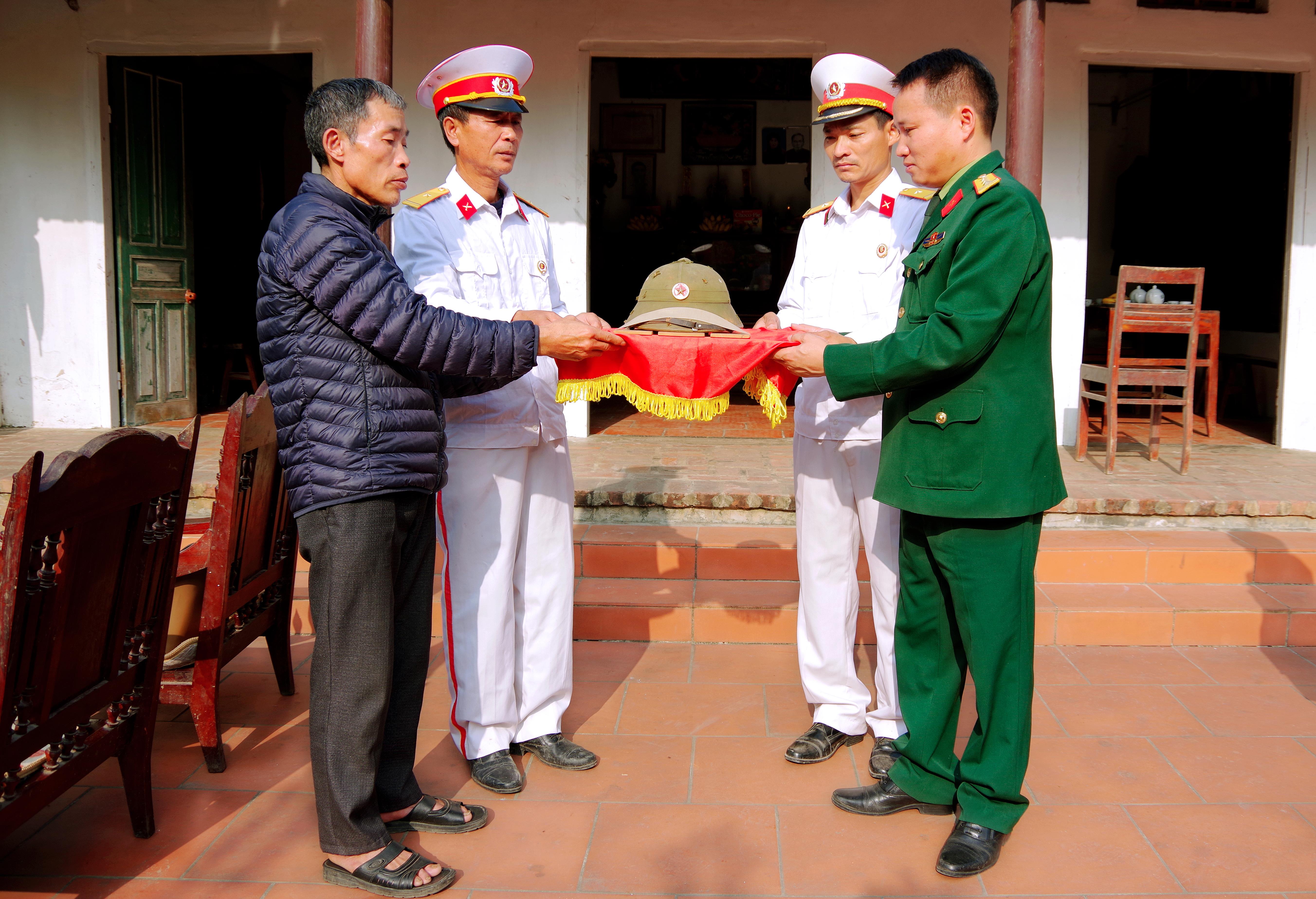 Chiếc mũ cối và câu chuyện bi tráng 